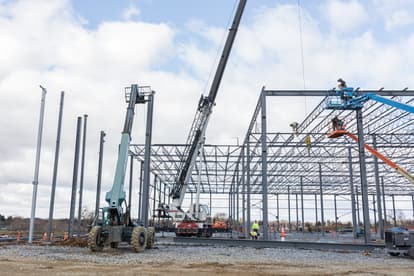 Construction photo of steel beam placement at warehouse 424